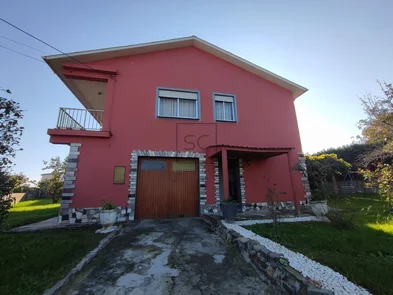 Voluminoso chalet en ares