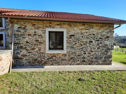 Casa de piedra para acondicionamiento interior en pedroso, narón