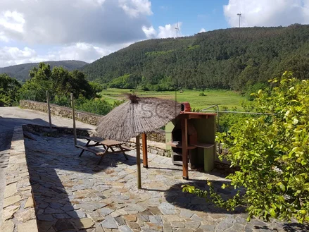 Casa con finca y hórreo en soesto, laxe