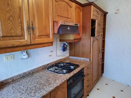 Casa con viviendas independientes, jardín y garaje en joane, ferrol