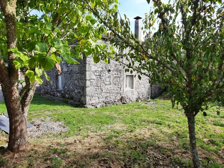 Casa de piedra con anexos en as pontes de garcía rodrígues, as pontes de garcía rodrígues