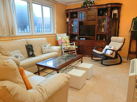 Adosado en cedeira con patio y bodegas