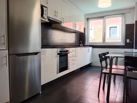 Piso con garaje y piscina comunitaria en ares