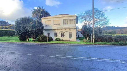 Amplia casa con 6 habitaciones en san sadurniño
