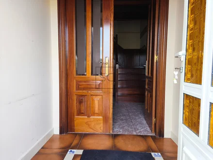 Casa con garaje, patio y finca en cedeira