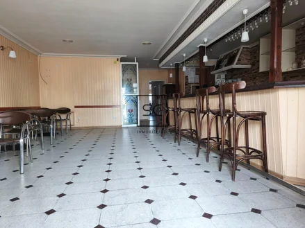 Edificio con local comercial en as pontes
