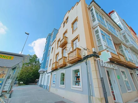 Edificio con tres plantas para reforma integral en portanova, ferrol