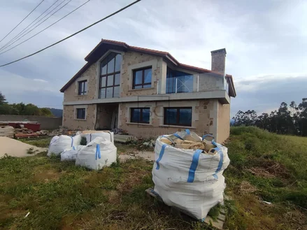Chalet en construcción con finca edificable en miño