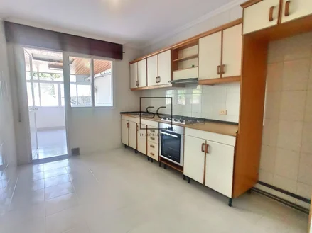 Luminoso piso con terraza y balcón en ferrol