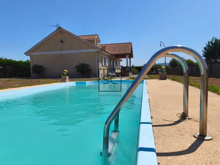 Chalet con piscina en ares