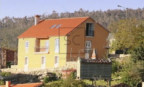Casa con Finca y Hórreo en Soesto, Laxe