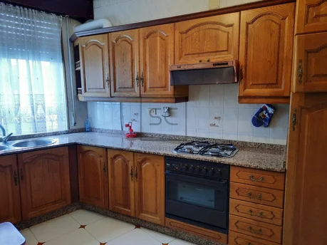 Casa con viviendas independientes, jardín y garaje en joane, ferrol