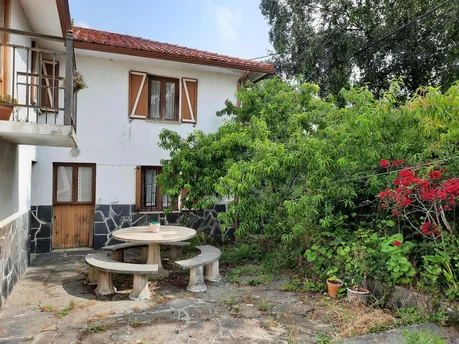 Casa de piedra enfoscada con finca en bartolo, valdoviño