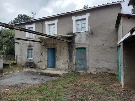 Casa con bodegas y finca