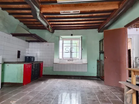 Casa con bodegas y finca