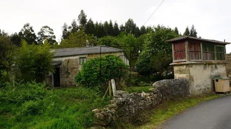 Casa de Piedra para Reforma Integral con Gran Finca