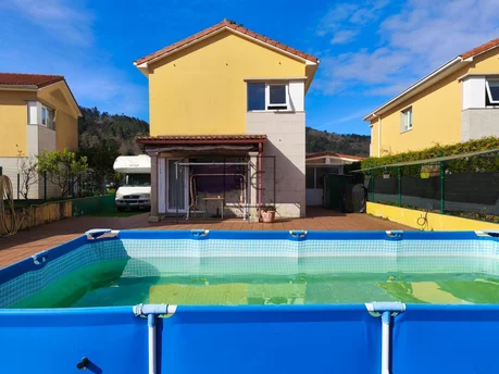 Chalet en mugardos con doble garaje y amplio patio