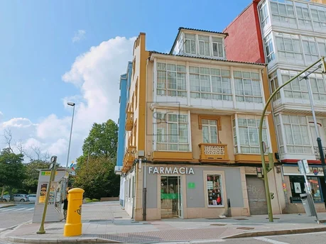 Edificio con tres plantas para reforma integral en portanova, ferrol