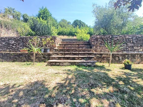 Casa de piedra para restaurar con finca edificable en Sedes, Narón.