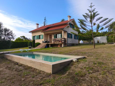 Chalet con piscina en el raso, ares