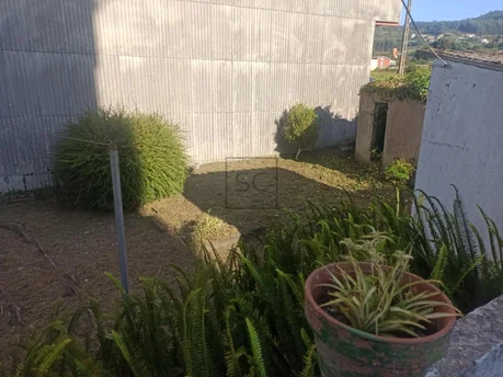 Casa con finca para rehabilitar en solar urbano.