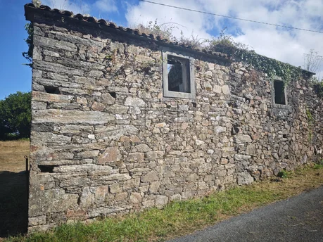 Finca rústica con edificación de piedra en San Sadurniño