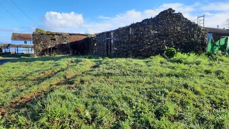 Finca rústica con edificación de piedra en san sadurniño