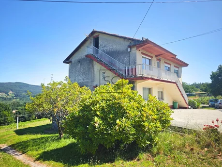 Casa independiente con dos viviendas y finca en Doso, Narón
