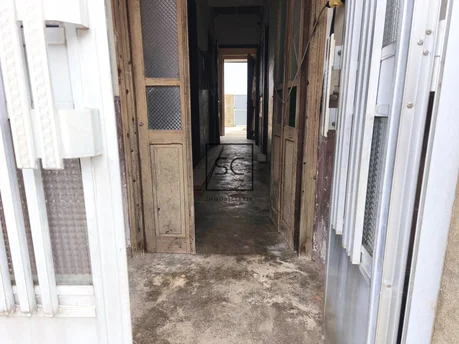 Casa con garajes y bodega en Neda.