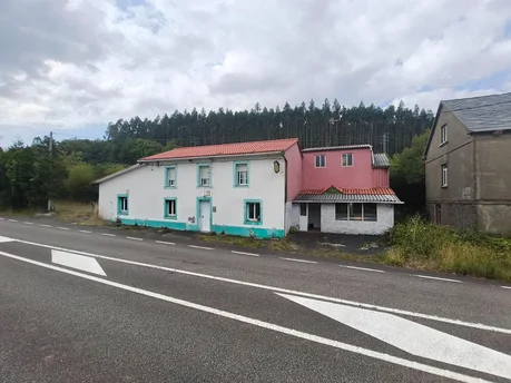 Casa y negocio en Mera de Arriba, Ortigueira.