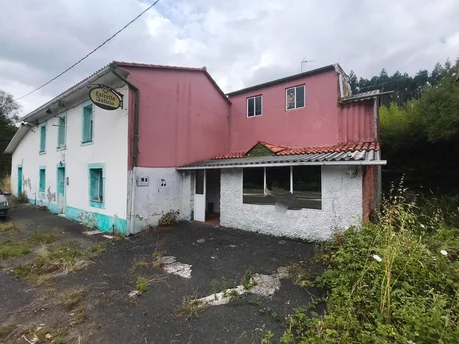 Casa y negocio en Mera de Arriba, Ortigueira.