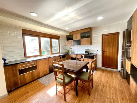 Bonita casa con jardín y terraza en zona céntrica narón