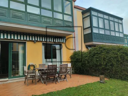 Chalet adosado con jardín