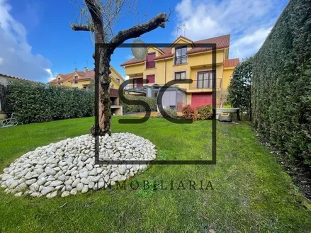 La perfecta combinación de naturaleza y comodidad en este adosado de iñás, oleiros