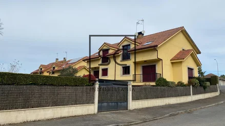 La perfecta combinación de naturaleza y comodidad en este adosado de iñás, oleiros