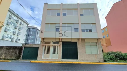 Edificio con dos plantas en perlío, fene