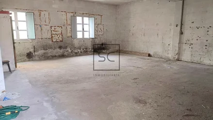 Edificio con dos plantas en perlío, fene