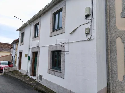Adosado de dos plantas, patio, bodega y finca en maniños-fene