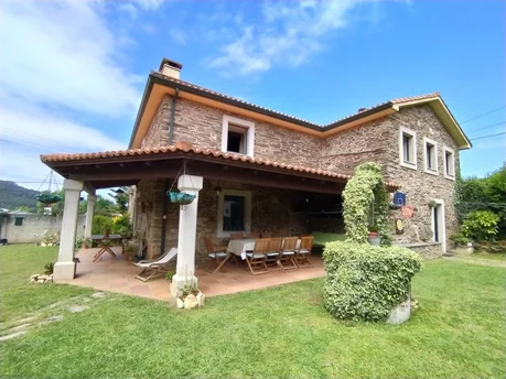 Se Vende Casa con Piscina y Jardín en Fene, Fene