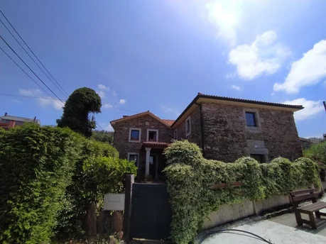 Se Vende Casa con Piscina y Jardín en Fene, Fene