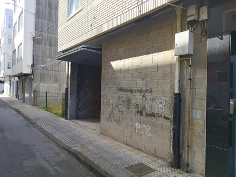 Bajo comercial en Santa Cecilia, Narón.
