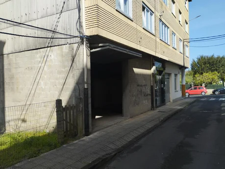 Bajo comercial en Santa Cecilia, Narón.