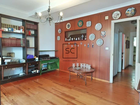 Piso con balcón en el centro, Ferrol.