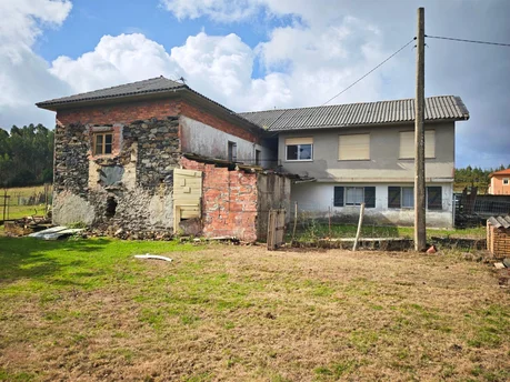 Casa para rehabilitar con finca en Valdoviño