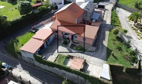Casa con dos viviendas independientes en Leiro, Miño